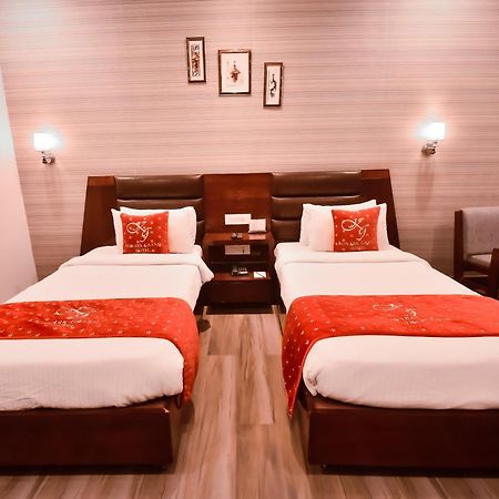Konark Grand Hotel Mirzāpur Esterno foto