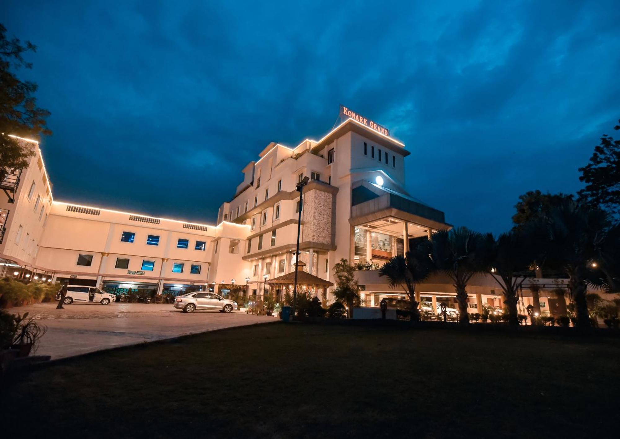 Konark Grand Hotel Mirzāpur Esterno foto