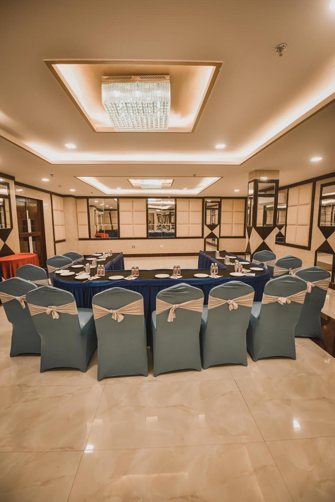Konark Grand Hotel Mirzāpur Esterno foto