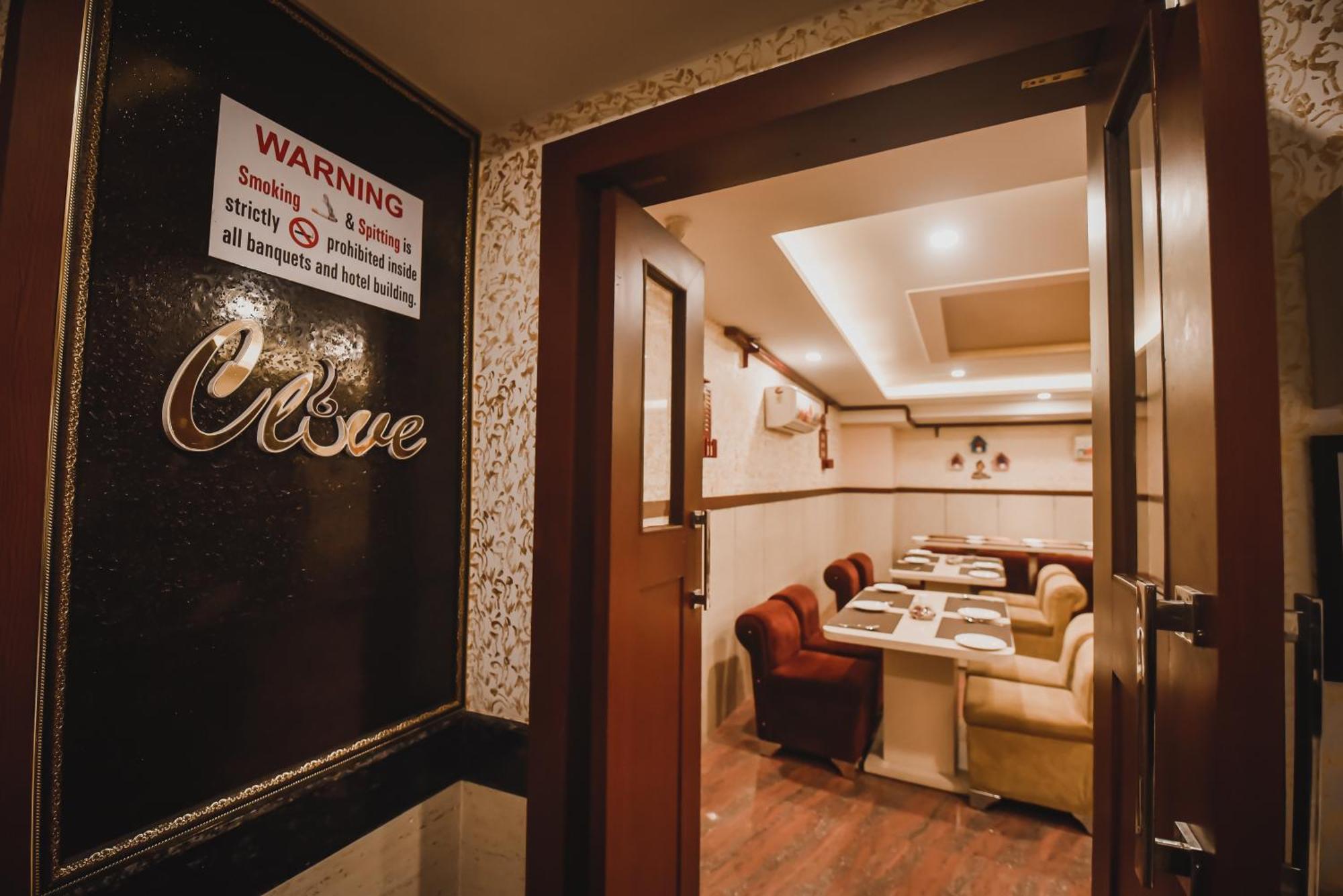 Konark Grand Hotel Mirzāpur Esterno foto