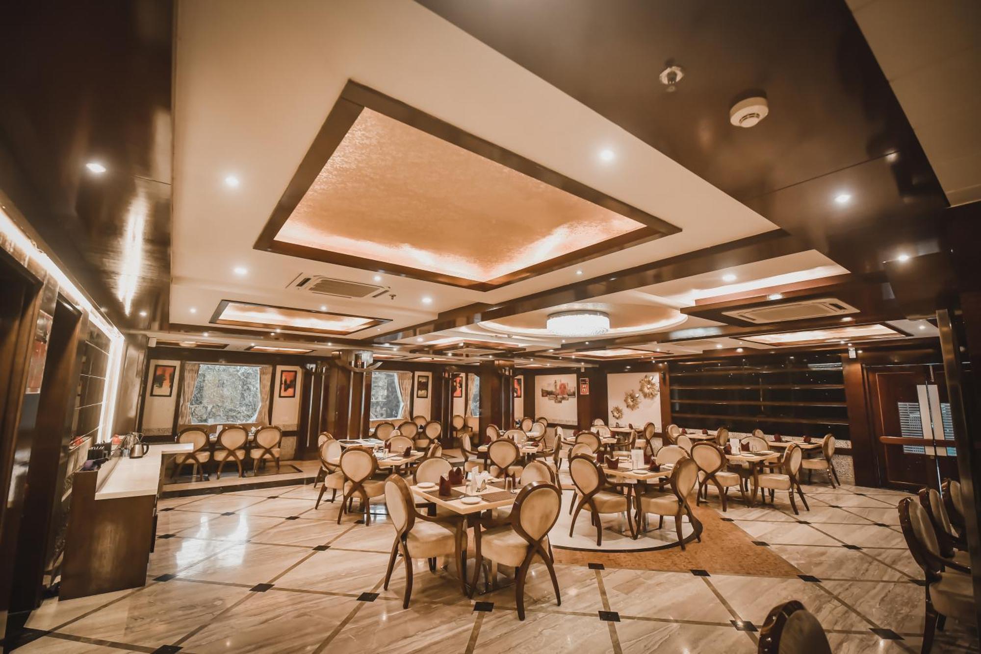 Konark Grand Hotel Mirzāpur Esterno foto