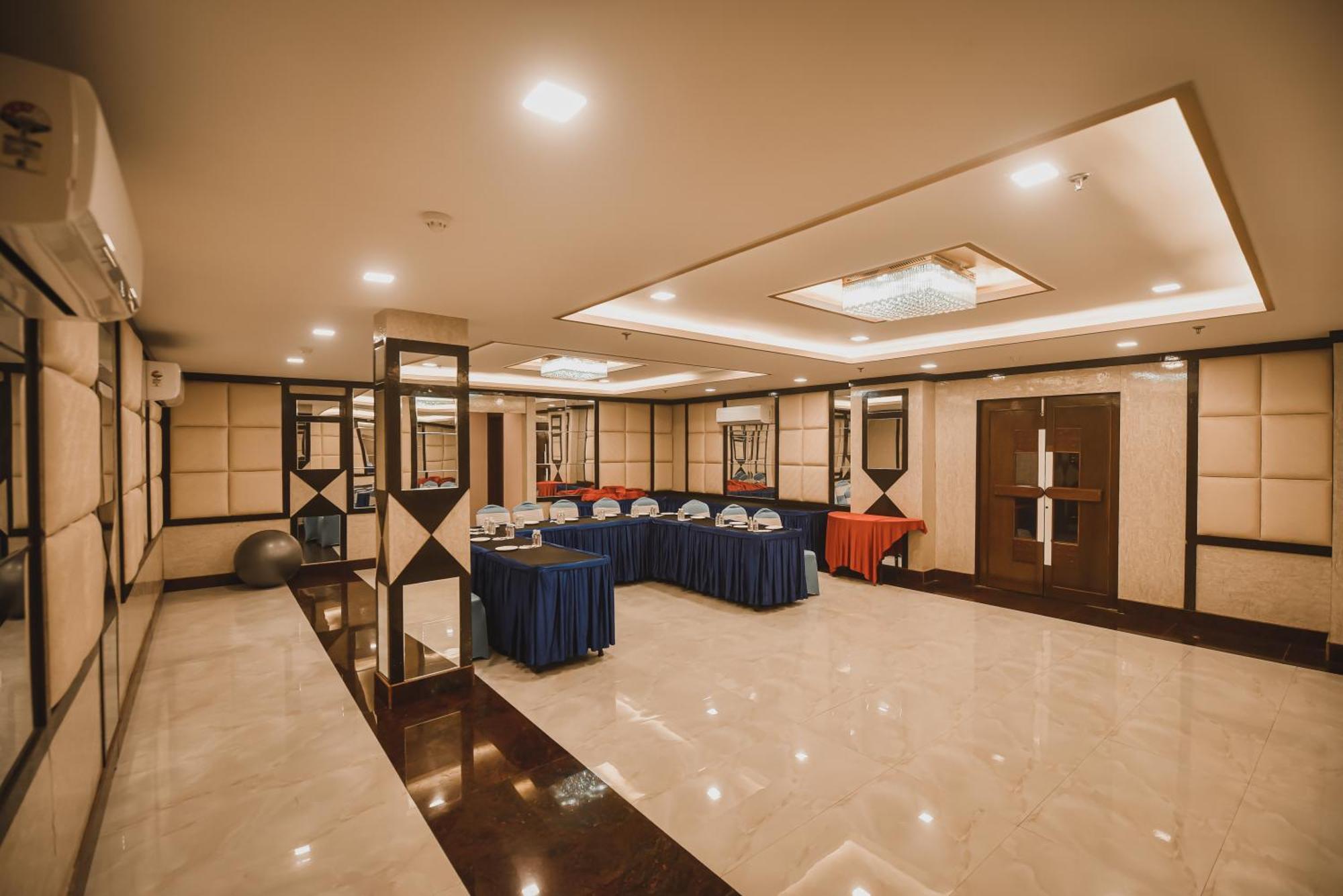 Konark Grand Hotel Mirzāpur Esterno foto