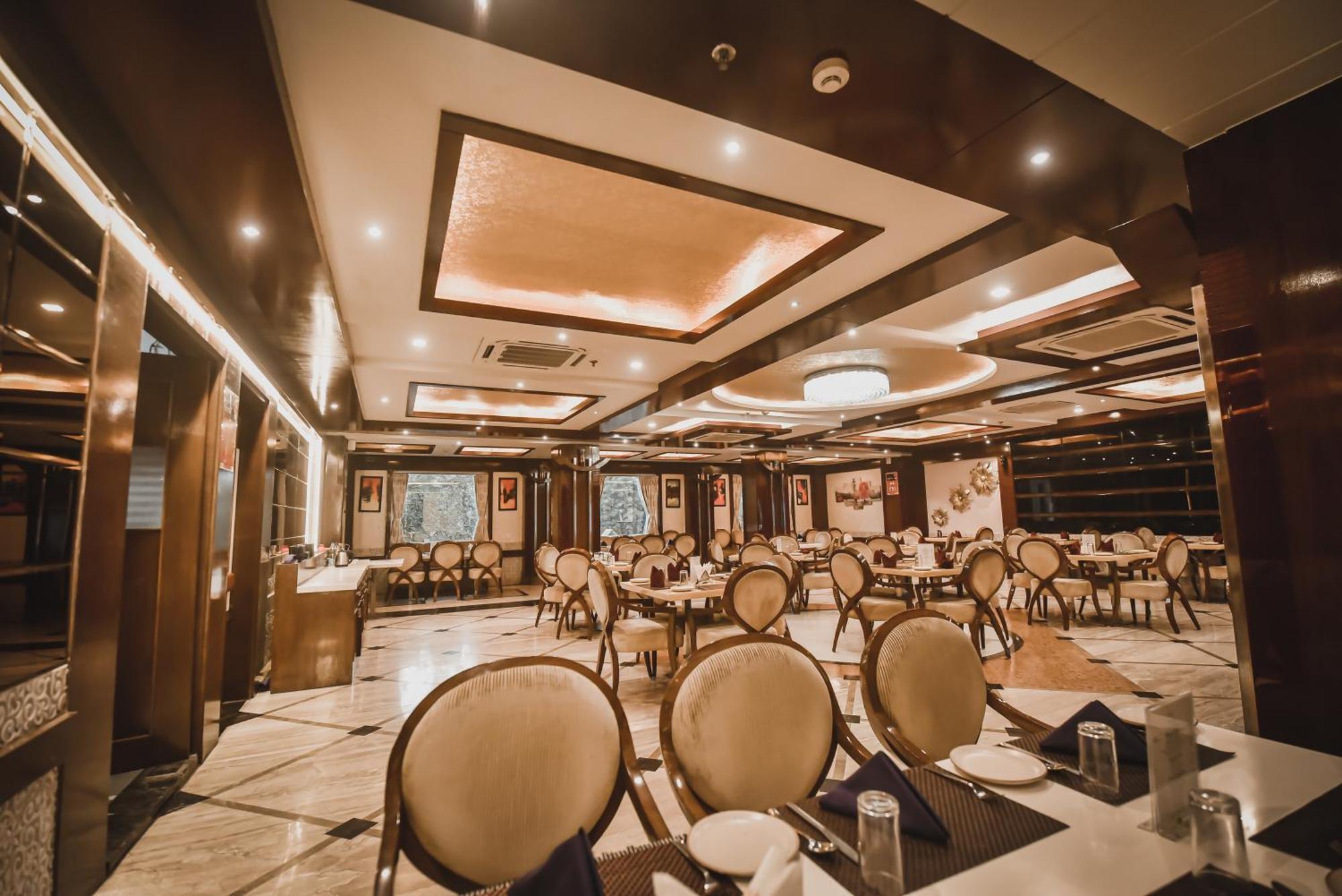 Konark Grand Hotel Mirzāpur Esterno foto