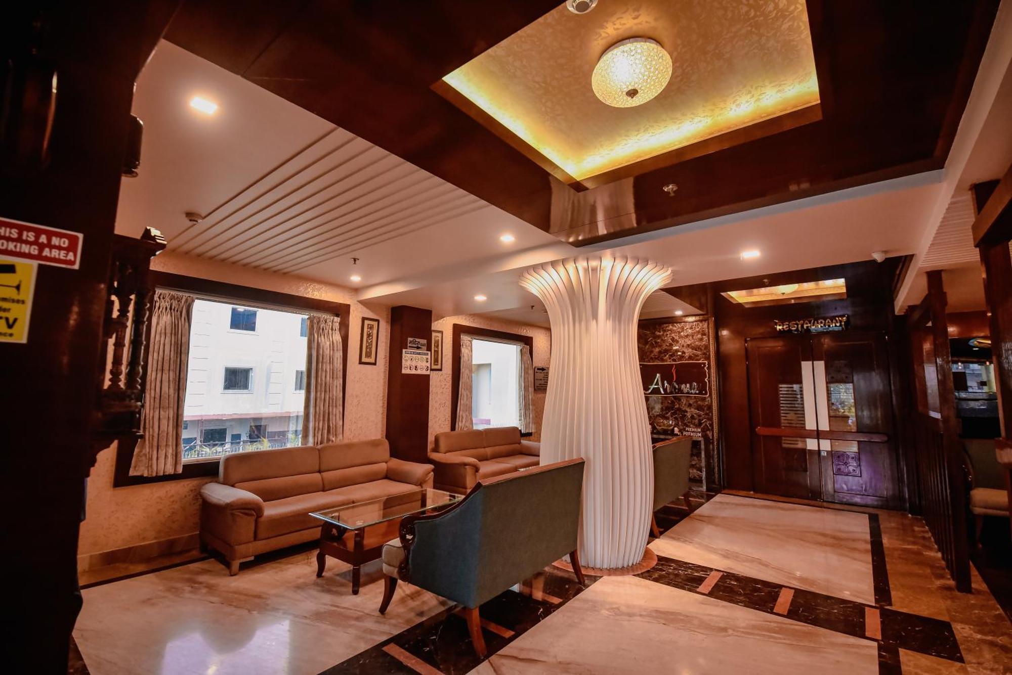 Konark Grand Hotel Mirzāpur Esterno foto