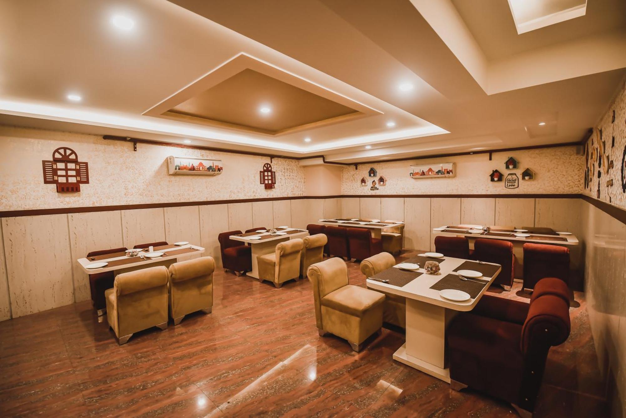 Konark Grand Hotel Mirzāpur Esterno foto