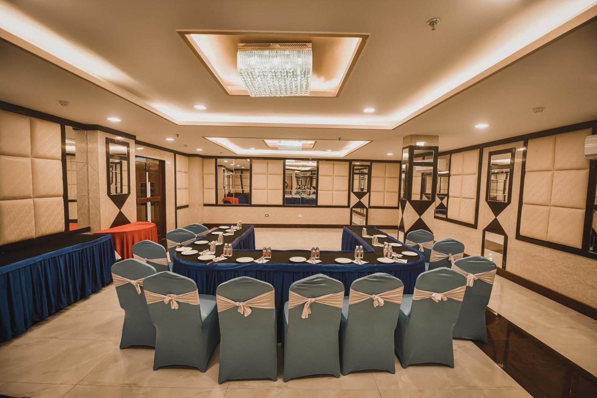 Konark Grand Hotel Mirzāpur Esterno foto