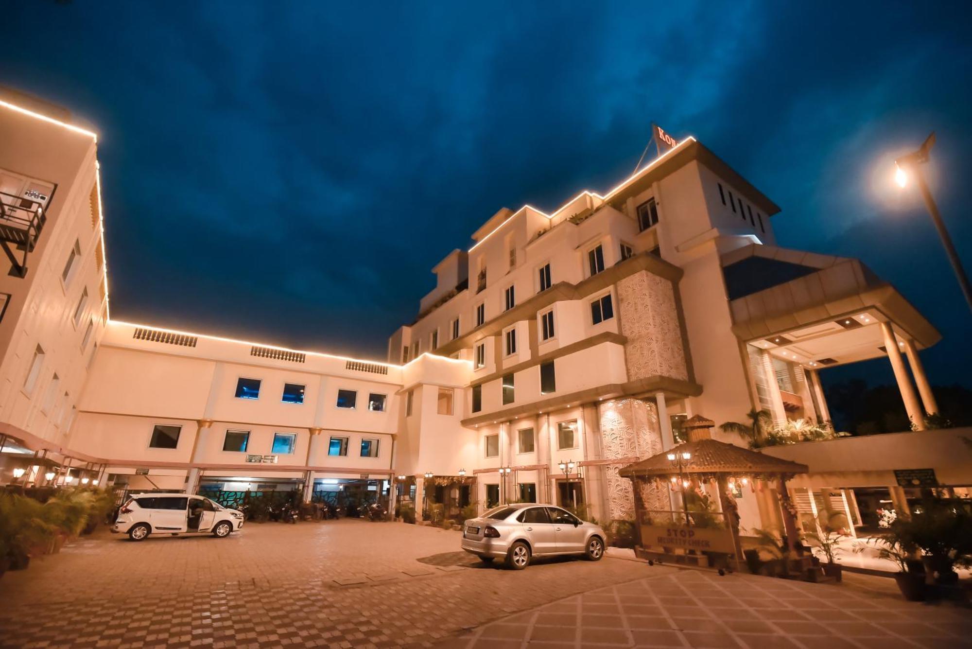 Konark Grand Hotel Mirzāpur Esterno foto