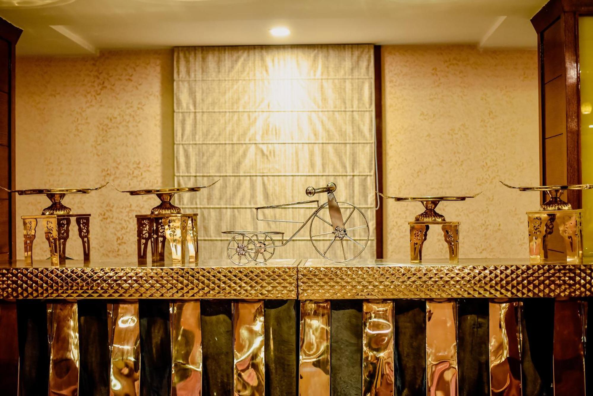Konark Grand Hotel Mirzāpur Esterno foto