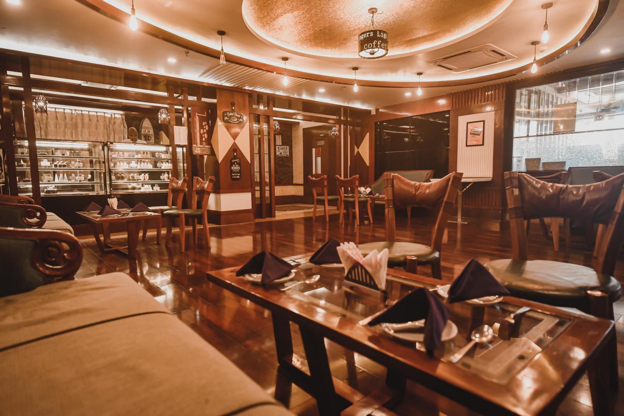 Konark Grand Hotel Mirzāpur Esterno foto