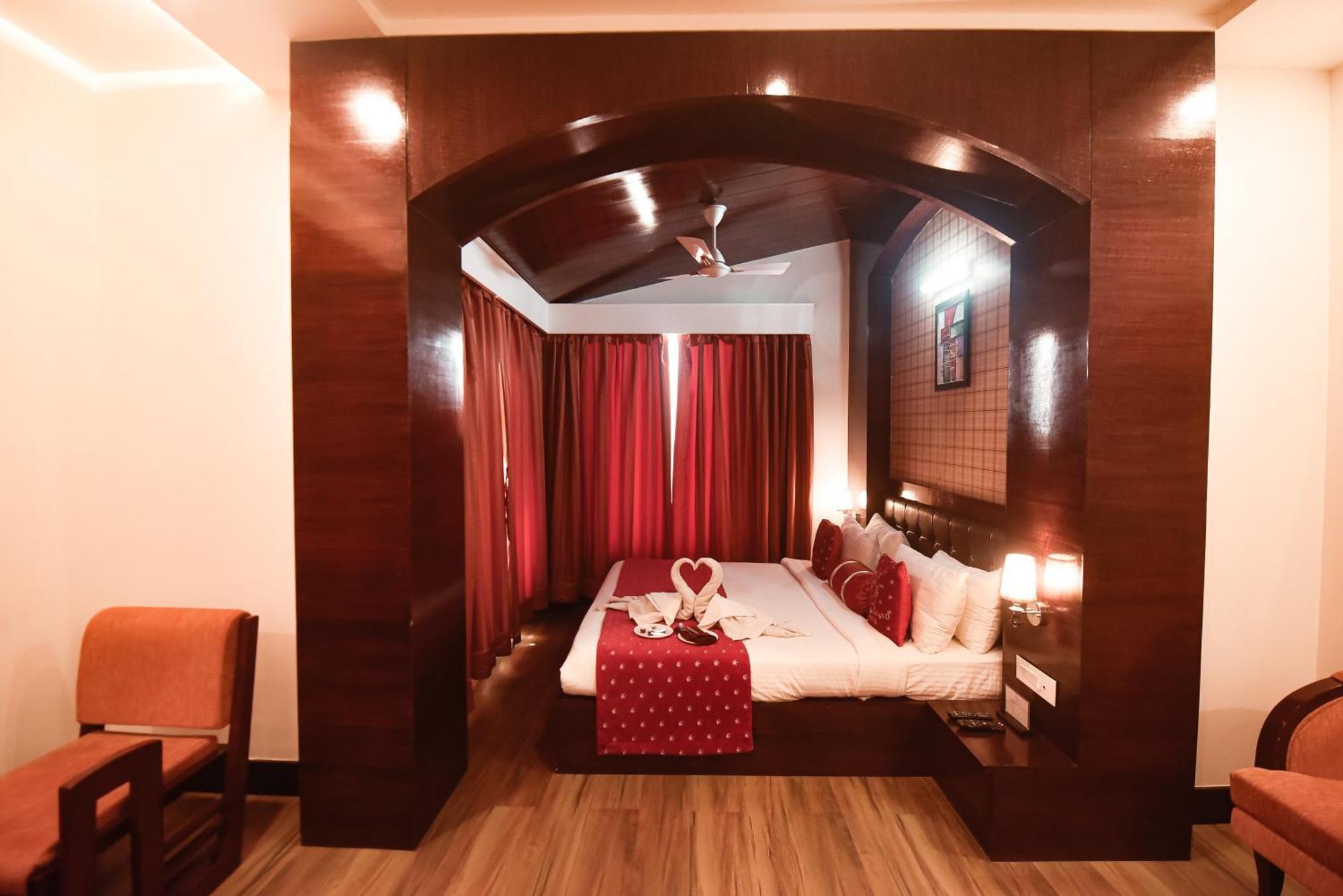 Konark Grand Hotel Mirzāpur Esterno foto