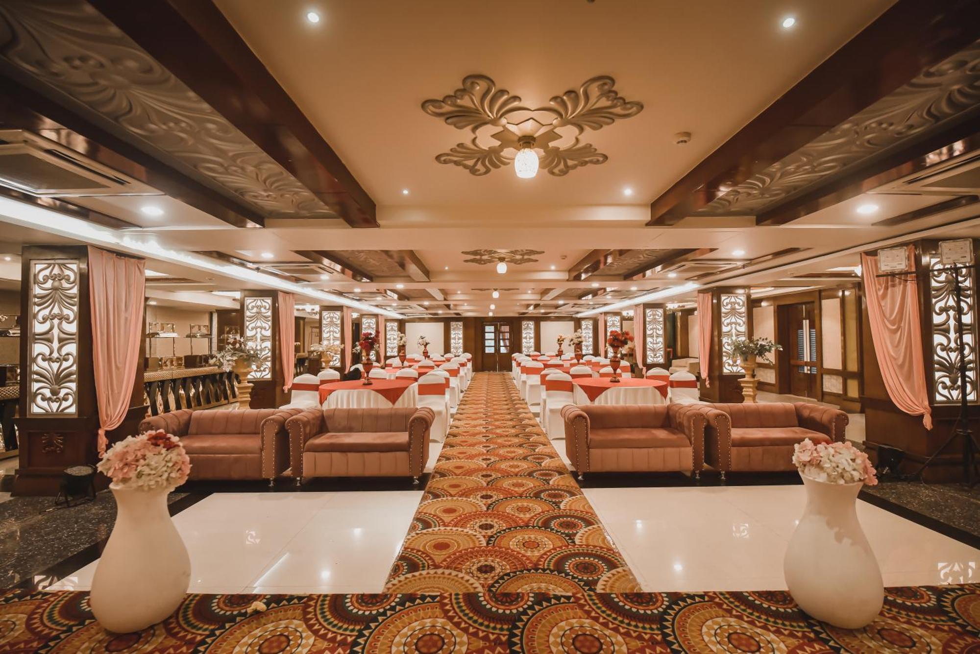 Konark Grand Hotel Mirzāpur Esterno foto