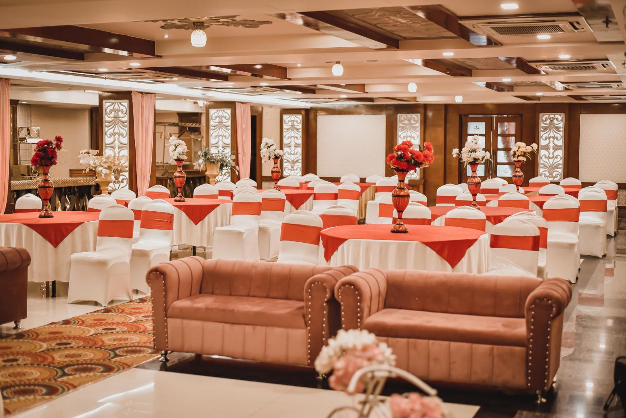 Konark Grand Hotel Mirzāpur Esterno foto