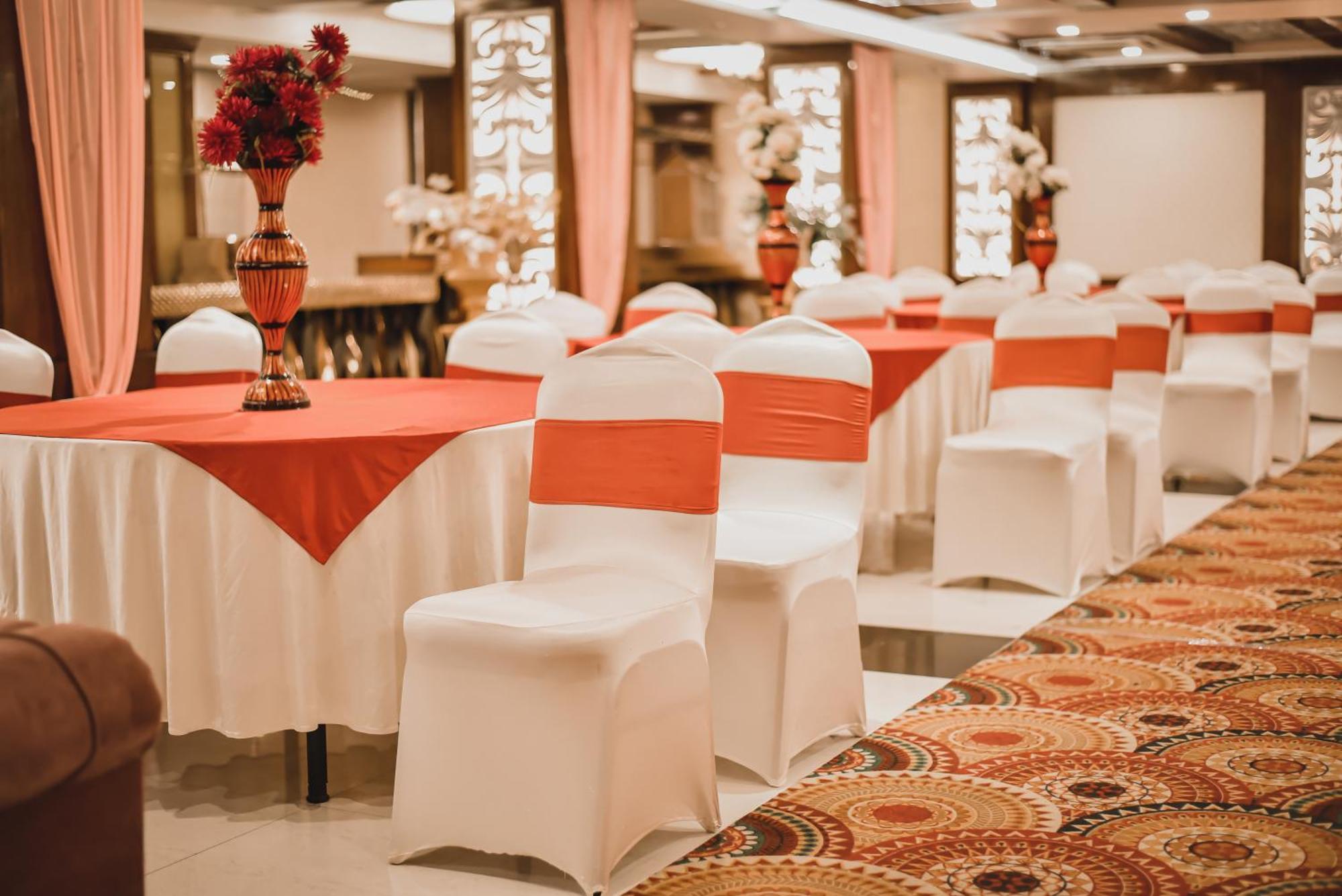 Konark Grand Hotel Mirzāpur Esterno foto