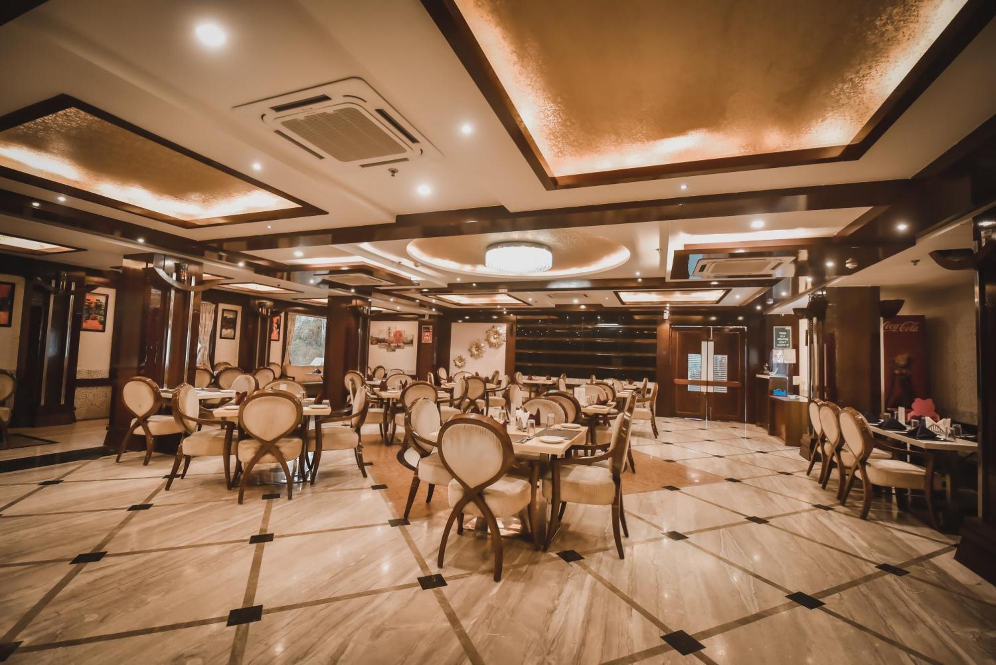Konark Grand Hotel Mirzāpur Esterno foto