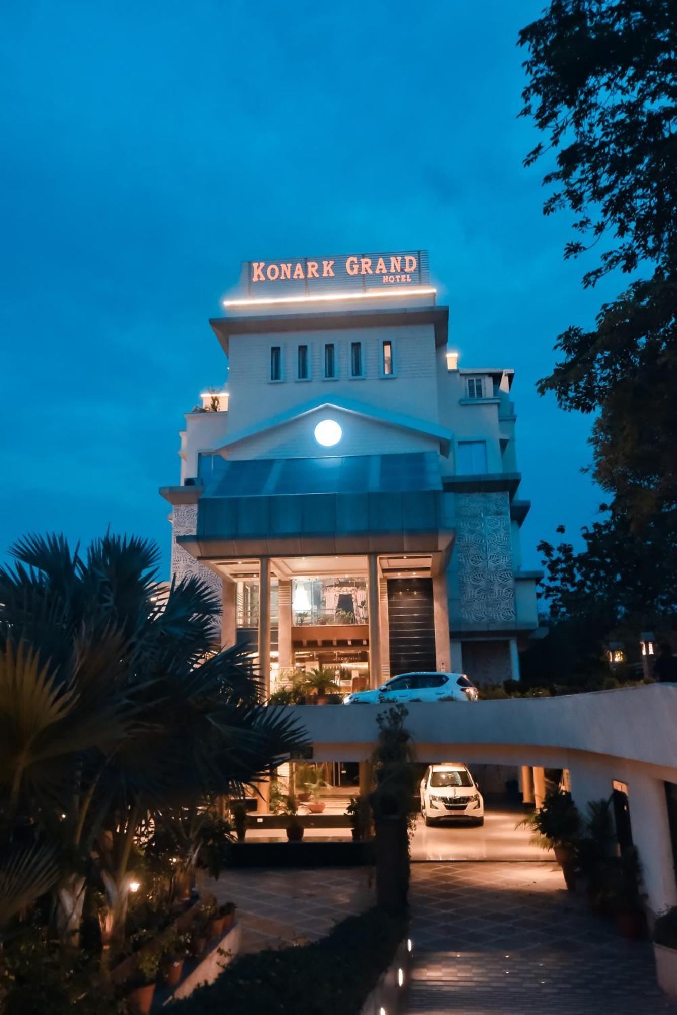 Konark Grand Hotel Mirzāpur Esterno foto