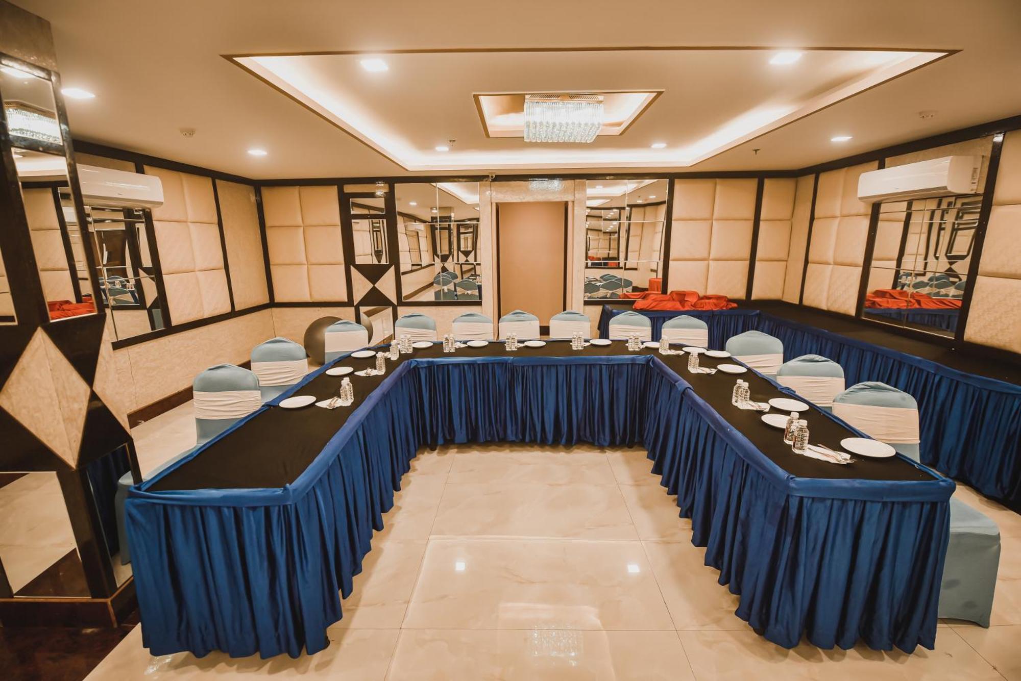Konark Grand Hotel Mirzāpur Esterno foto