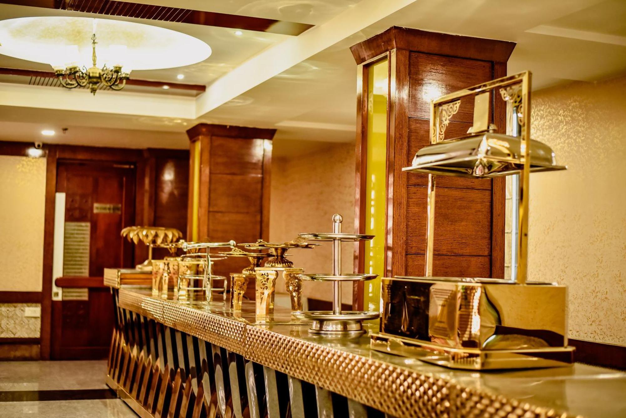 Konark Grand Hotel Mirzāpur Esterno foto