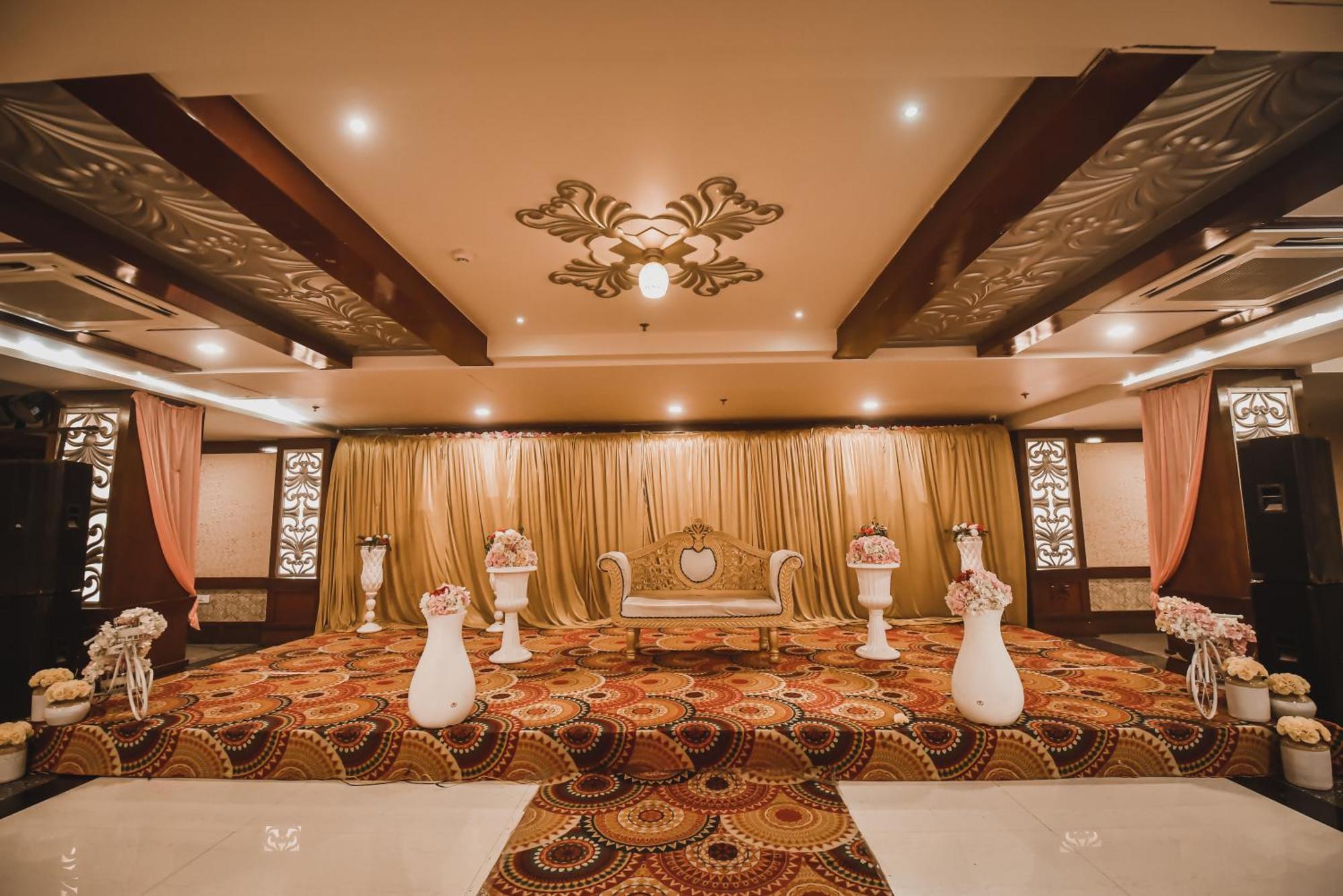 Konark Grand Hotel Mirzāpur Esterno foto