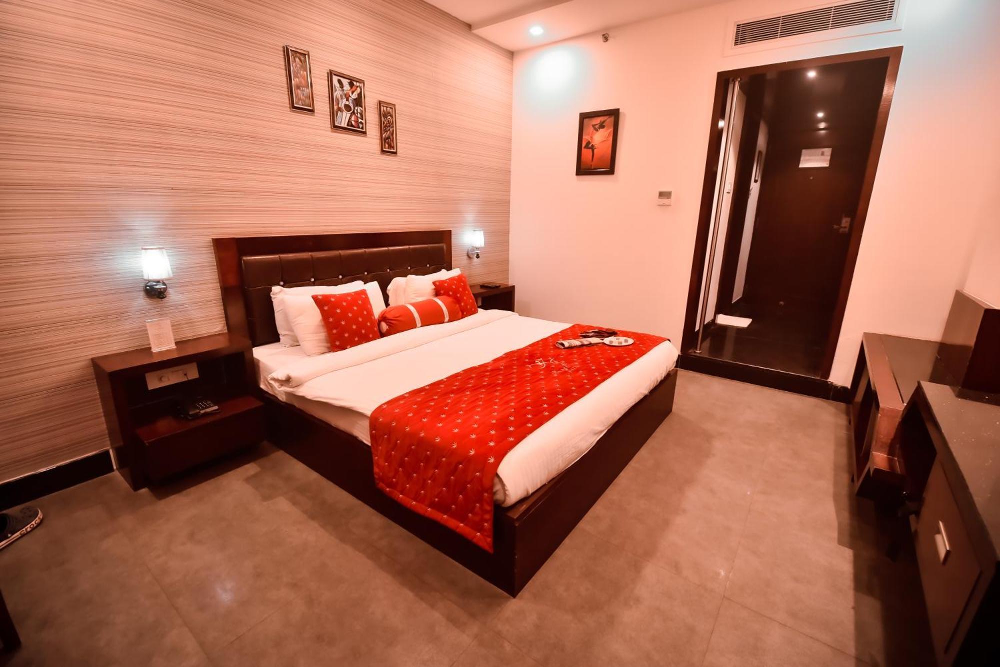 Konark Grand Hotel Mirzāpur Esterno foto