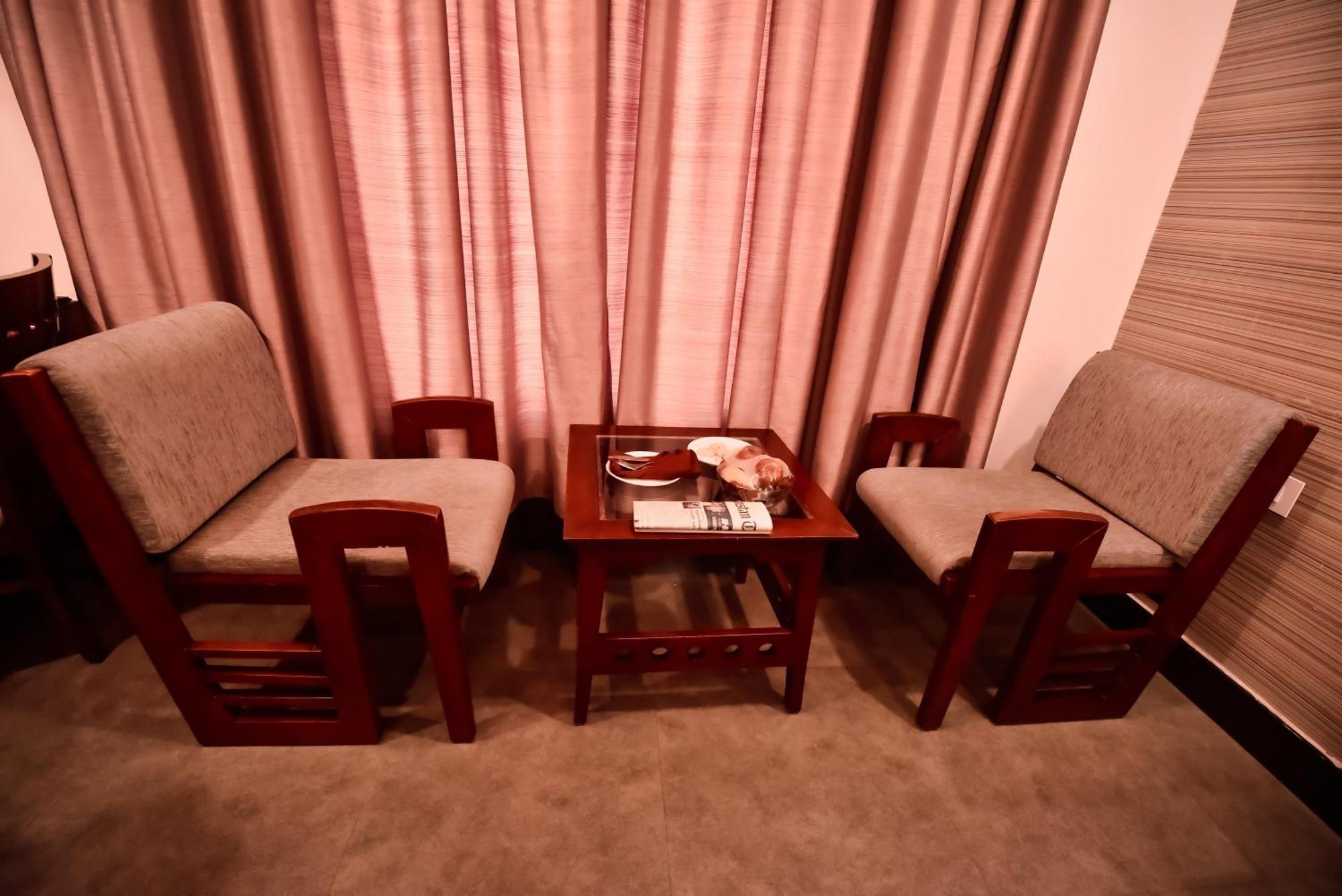 Konark Grand Hotel Mirzāpur Esterno foto