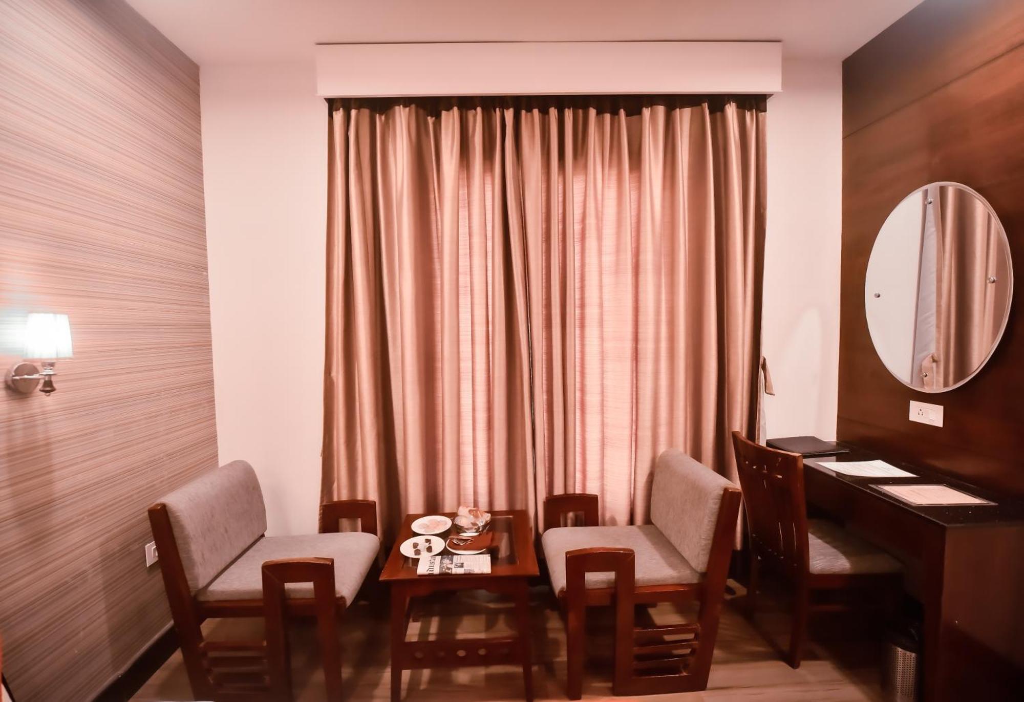 Konark Grand Hotel Mirzāpur Esterno foto