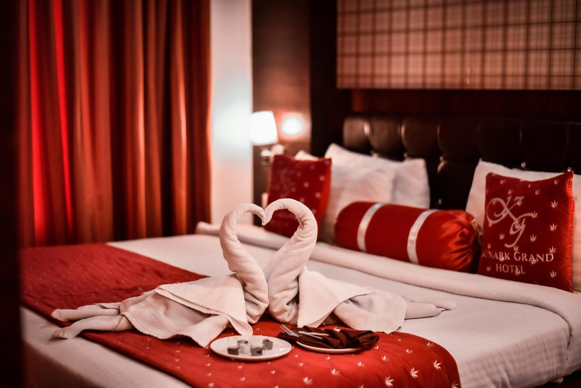 Konark Grand Hotel Mirzāpur Esterno foto