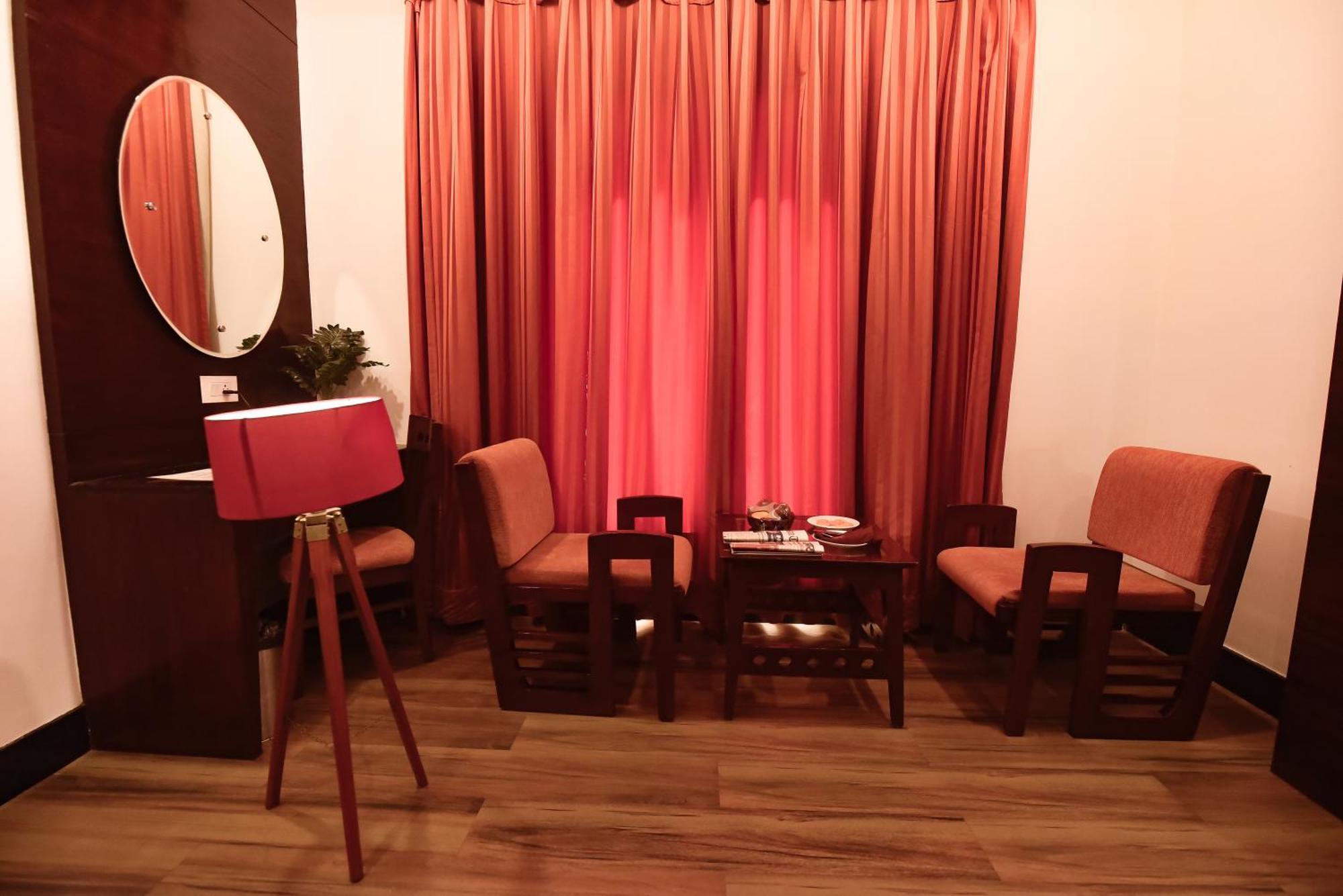 Konark Grand Hotel Mirzāpur Esterno foto