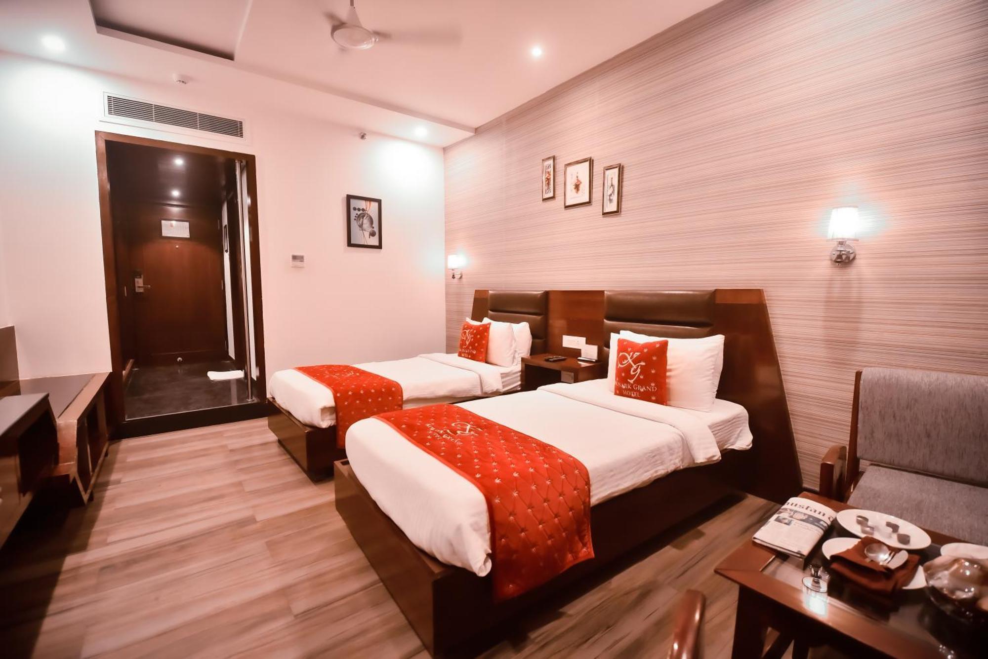 Konark Grand Hotel Mirzāpur Esterno foto