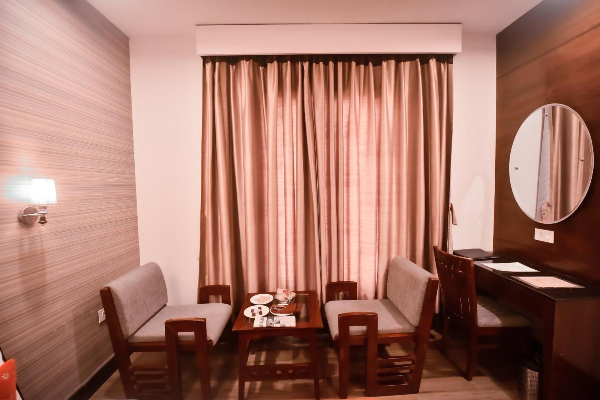 Konark Grand Hotel Mirzāpur Esterno foto