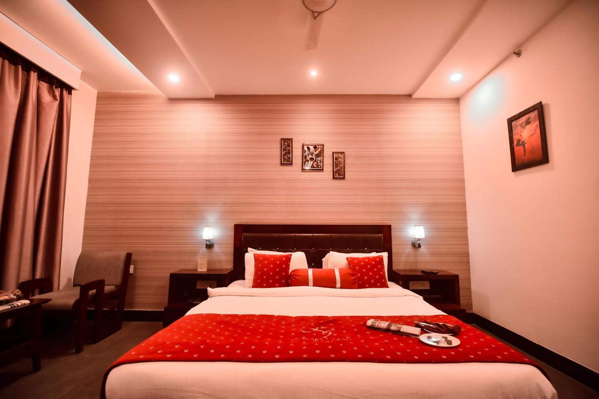 Konark Grand Hotel Mirzāpur Esterno foto