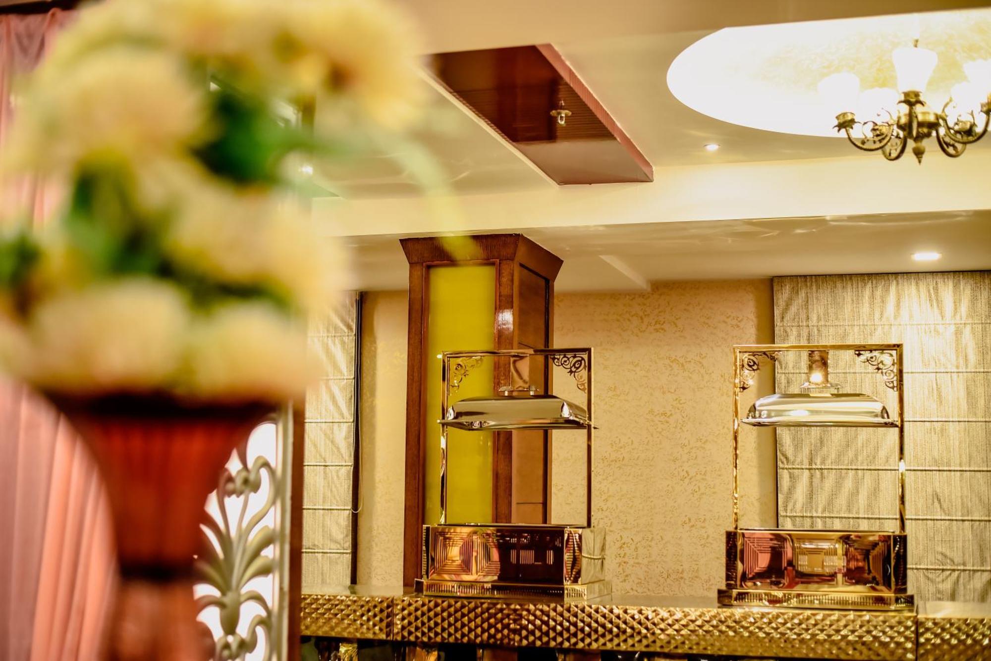 Konark Grand Hotel Mirzāpur Esterno foto