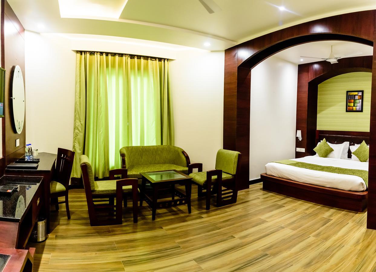 Konark Grand Hotel Mirzāpur Esterno foto