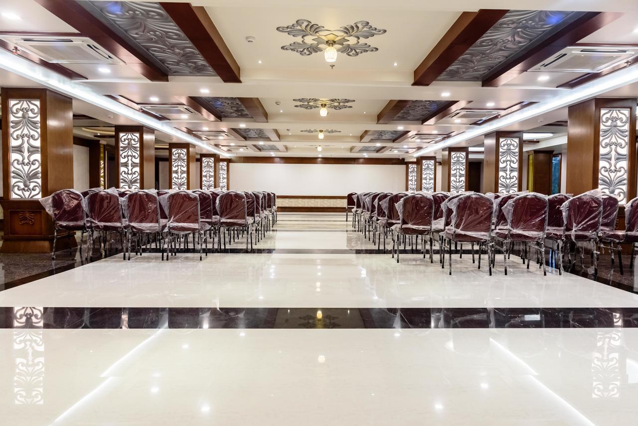 Konark Grand Hotel Mirzāpur Esterno foto