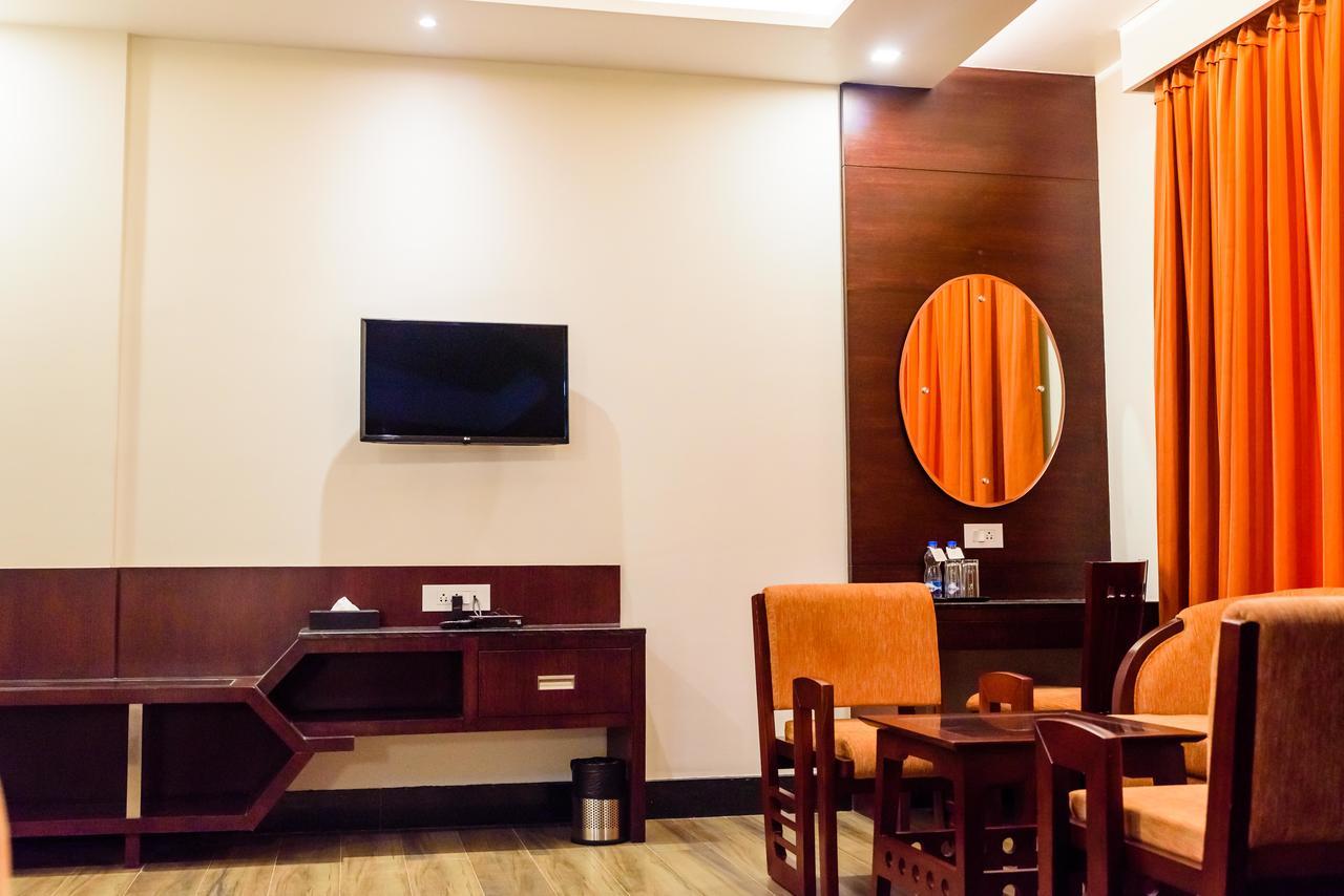 Konark Grand Hotel Mirzāpur Esterno foto
