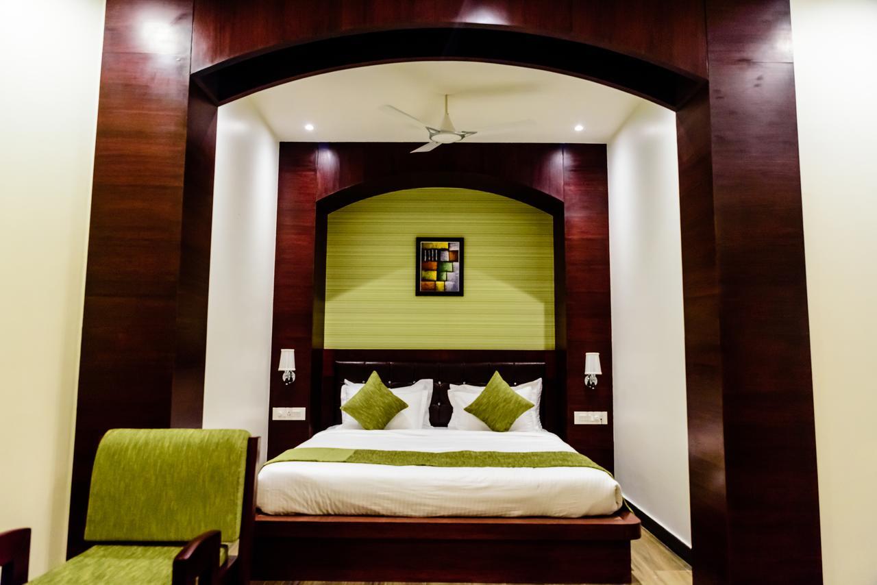 Konark Grand Hotel Mirzāpur Esterno foto