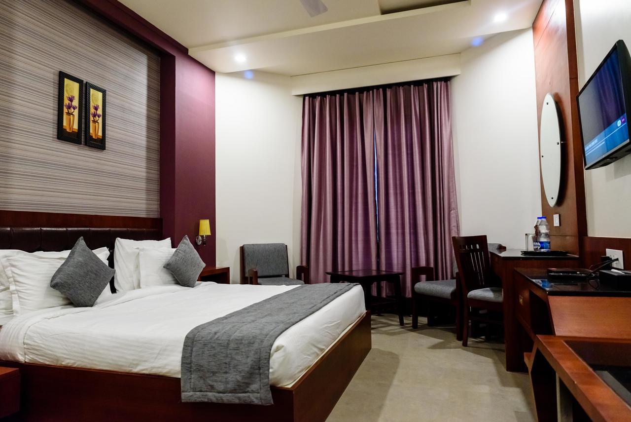 Konark Grand Hotel Mirzāpur Esterno foto