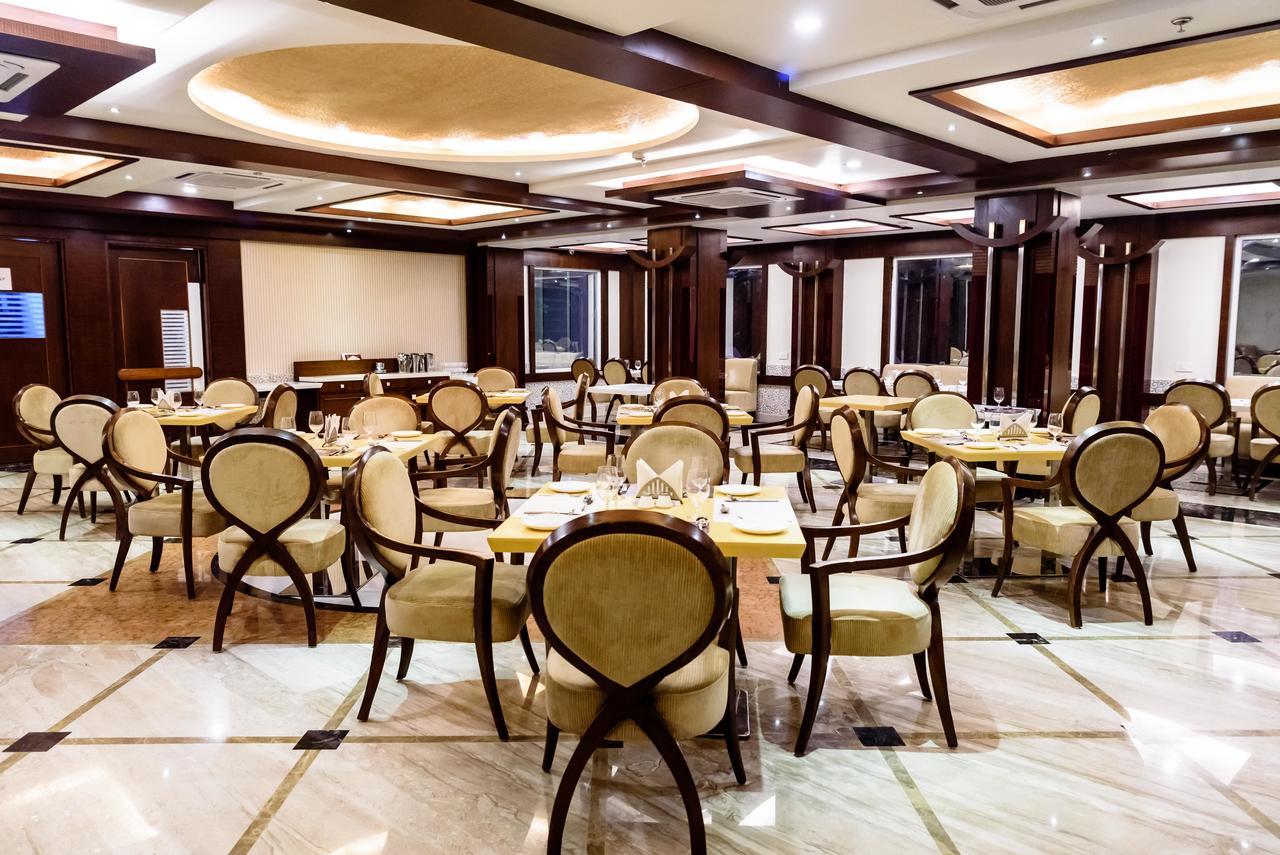 Konark Grand Hotel Mirzāpur Esterno foto