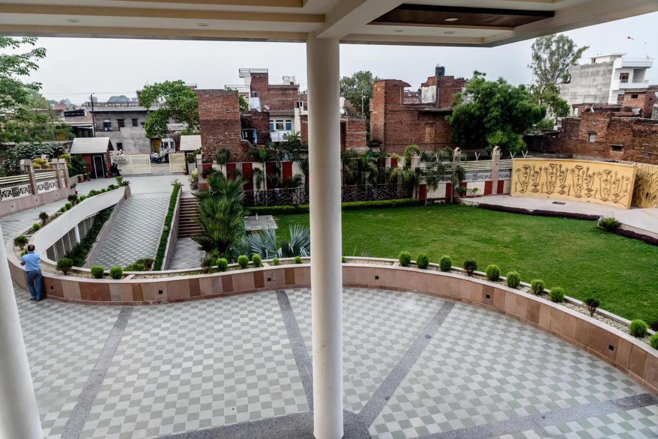 Konark Grand Hotel Mirzāpur Esterno foto
