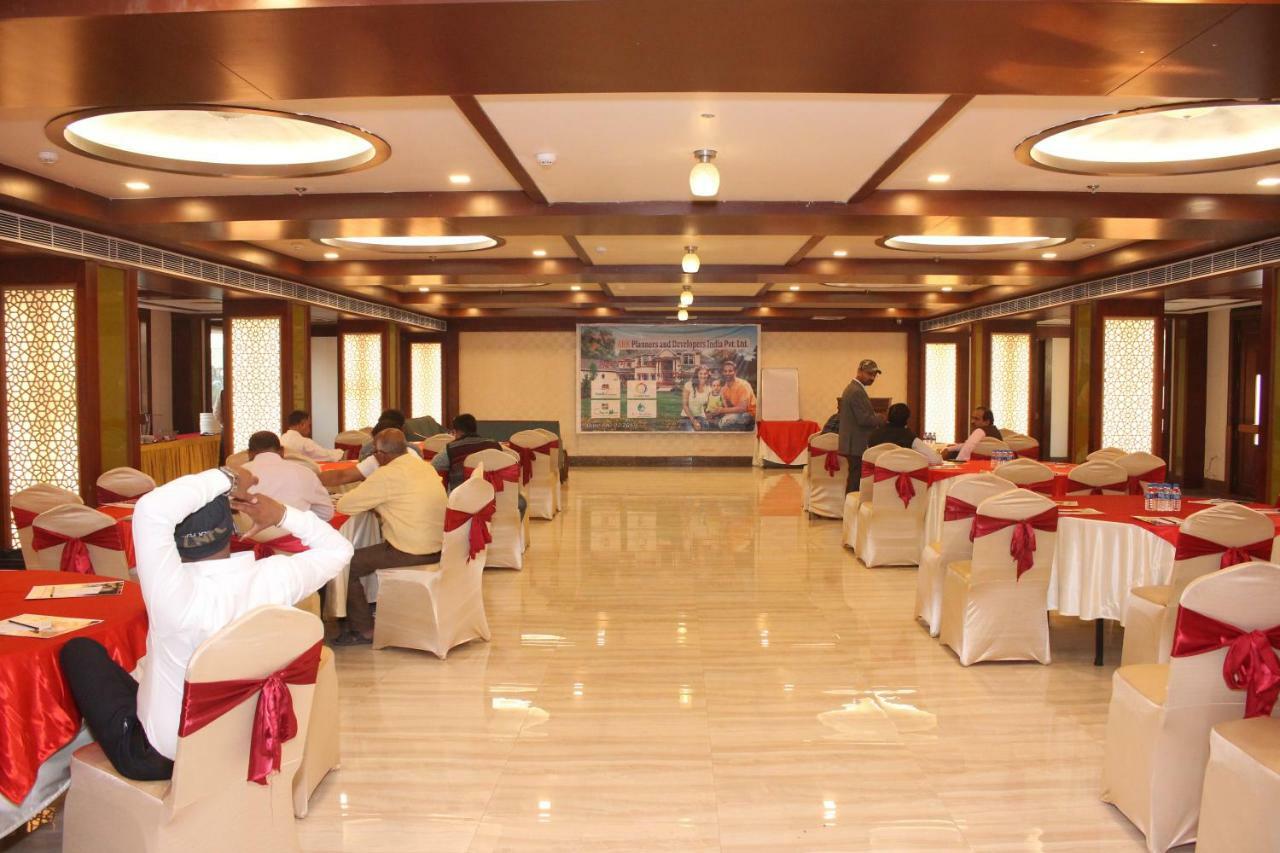 Konark Grand Hotel Mirzāpur Esterno foto